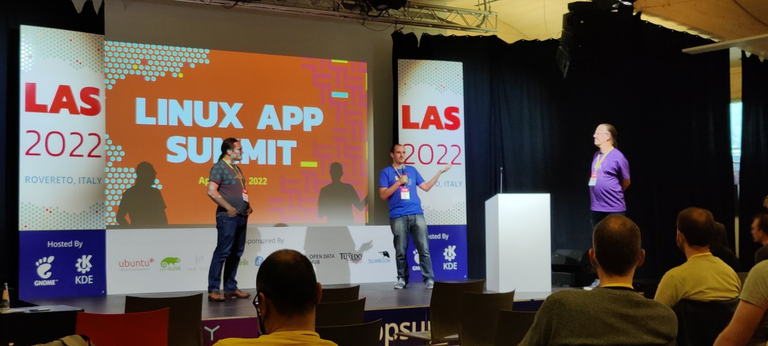 Neill McGovern (GNOME) and Aleix Pol (KDE) on stage at LAS 2022
